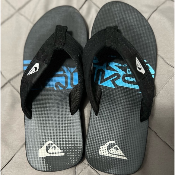 Quicksilver boys youth size 4 black and blue flip flops - Picture 1 of 4